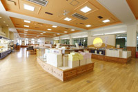 �َq�H��̑O�ɂ���V���b�v�ɂ͗l�X�ȏ��i��